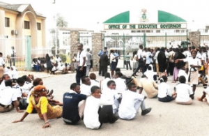 Students Storm Oyo Governor’s Office, Block Gate