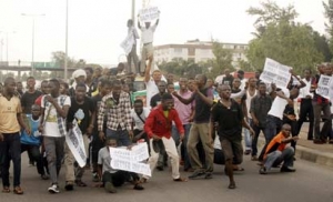 Barricade as The Polytechnic Ibadan students protest outage