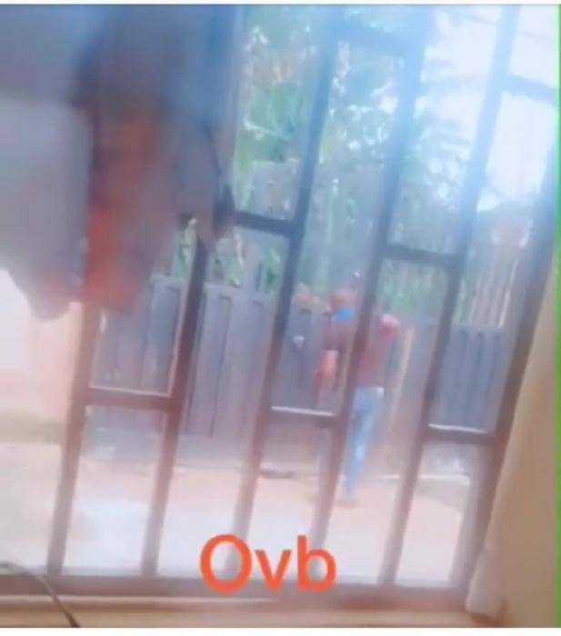 SARS Operatives seen Harassing Students in a Private Hostel in AAU