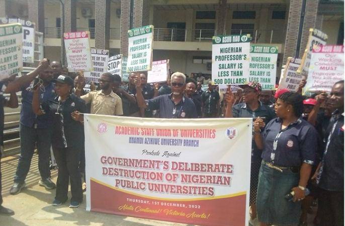 UNIZIK lecturers block Enugu-Onitsha highway over half pay