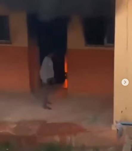 UNIABUJA female student sets her mattress on fire in a bid to burn down the hostel (video)