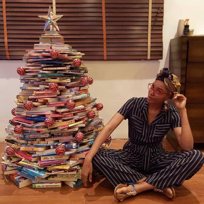 Wawu! Nigerian Writer Uses Books to Make a Magnificent Christmas Tree