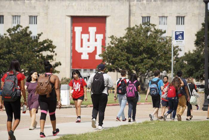 International Student Financial Aid 2022 at University of Houston-Downtown, USA