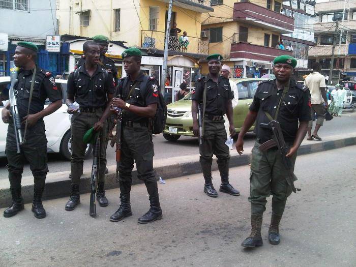 Five policemen detained for extorting fees from a student