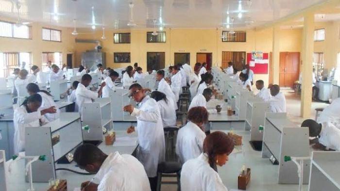 Lawmakers set to pass a bill seeking compulsory five-year practice for Nigerian medical school graduates before immigration