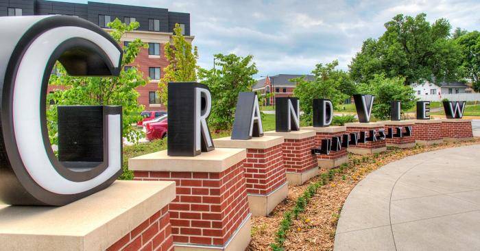 2022 Deans Scholarships at Grand View University, USA