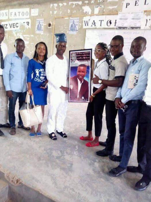 LAUTECH Students Presents Award To Lecturer for His Outstanding Performance