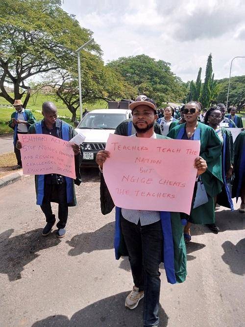 Half pay: FUNAAB lecturers stage a protest