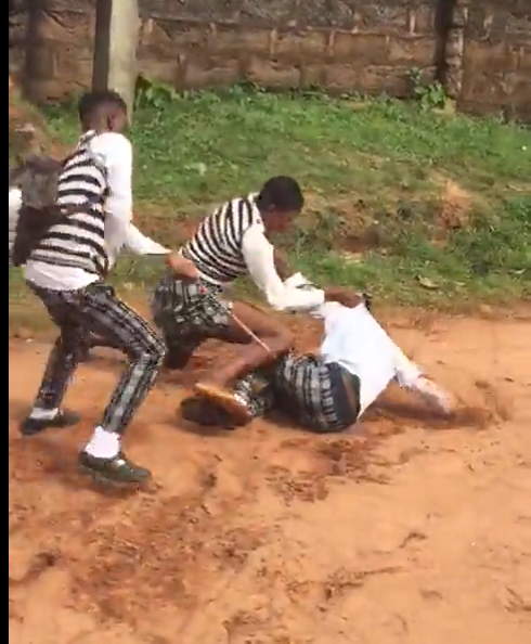 Female secondary school student mercilessly beats her male schoolmate in a fight (video))